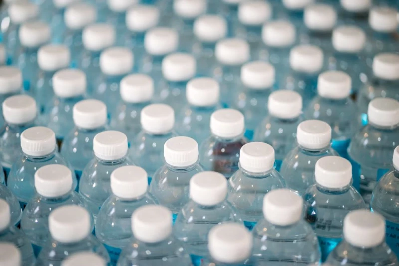 zdjęcie wyróżniające Wody butelkowane zanieczyszczone mikroplastikami